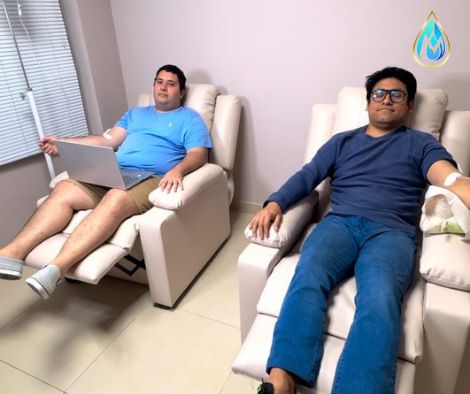 Tratamiento endovenoso Cocktail Antioxidante para combatir radicales libres, pareja tranquilos y cómodos en sillón