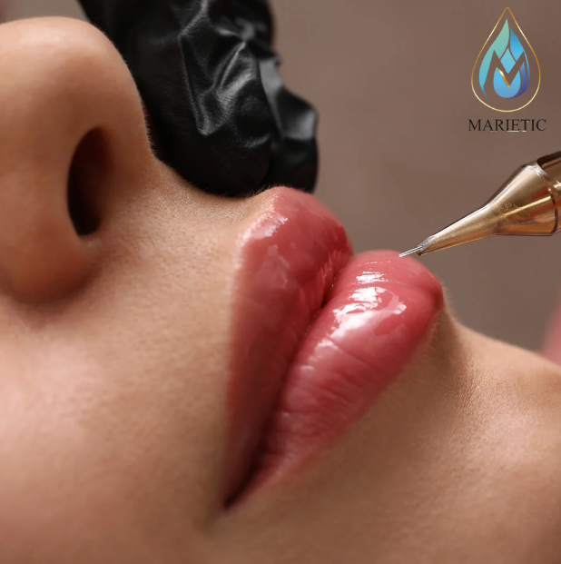 Paciente relajada durante procedimiento de micropigmentación de labios para un efecto natural