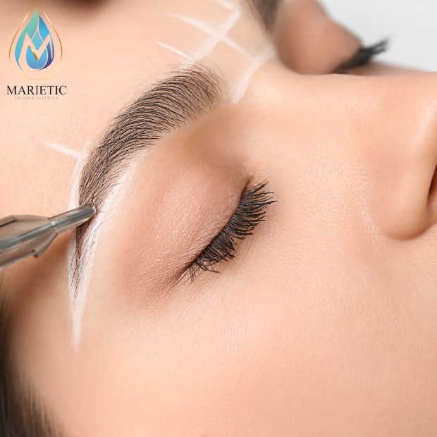 Aplicación de microshading en cejas, paciente recibiendo tratamiento con técnica de sombreado