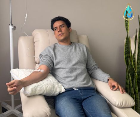 Tratamiento endovenoso de vitamina C para fortalecer el sistema inmunológico, paciente relajado en sillón